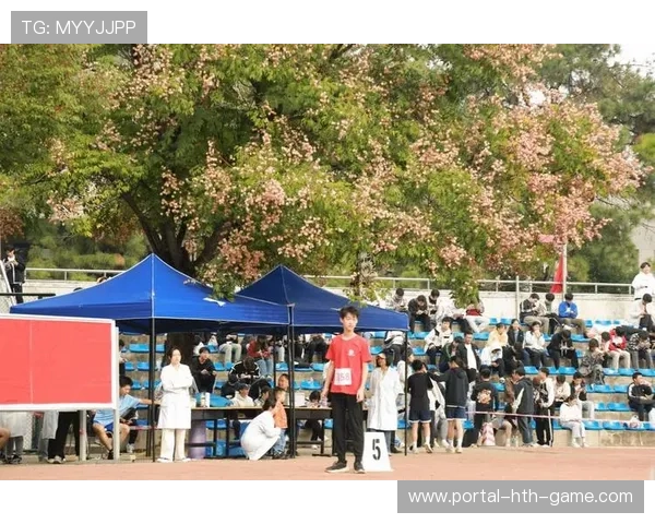 运动员花絮：赛场边的趣味互动让人暖心，运动员比赛的视频