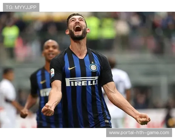 利桑德罗·马丁内斯禁区前沿果断铲抢 利桑德罗·马丁内斯禁区前沿果断铲抢