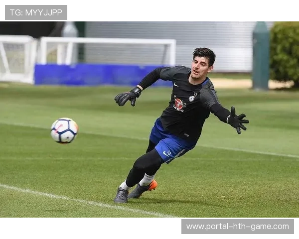 库尔图瓦单掌托出禁区内的倒钩射门 库尔图瓦单掌托出禁区内的倒钩射门